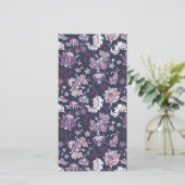 紫色の背景の大きなフローラシームレスなパターン サンキューカード (スタンド正面)