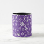 紫色の背景の雪の結晶の吹雪 マグカップ (中央)