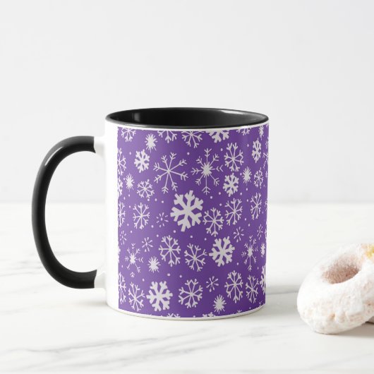 紫色の背景の雪の結晶の吹雪 マグカップ (ドーナツ)
