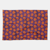 紫色の背景パターン上のハロウィーンカボチャ キッチンタオル (横)