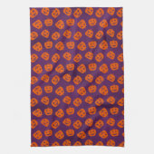 紫色の背景パターン上のハロウィーンカボチャ キッチンタオル (縦)