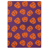 紫色の背景パターン上のハロウィーンカボチャ クリップボード (裏面)