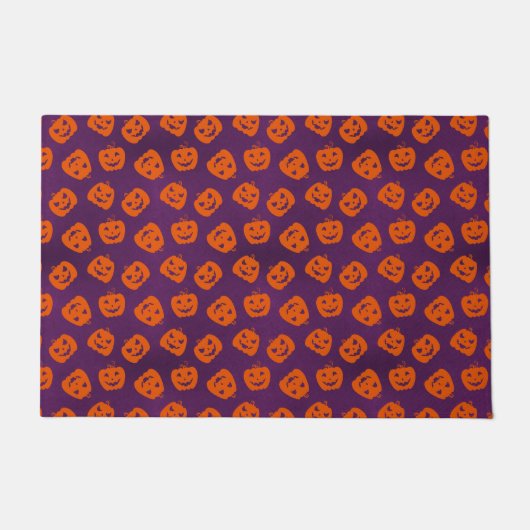 紫色の背景パターン上のハロウィーンカボチャ ドアマット (正面)