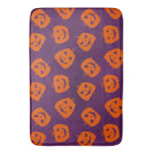 紫色の背景パターン上のハロウィーンカボチャ バスマット (正面縦)