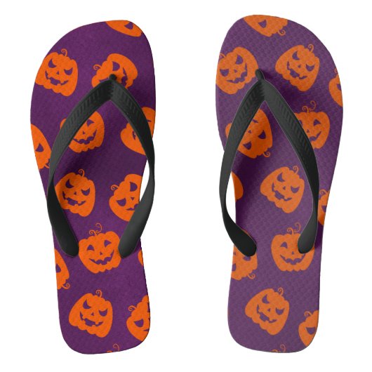紫色の背景パターン上のハロウィーンカボチャ ビーチサンダル (フットベッド)