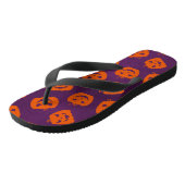 紫色の背景パターン上のハロウィーンカボチャ ビーチサンダル (アングル)