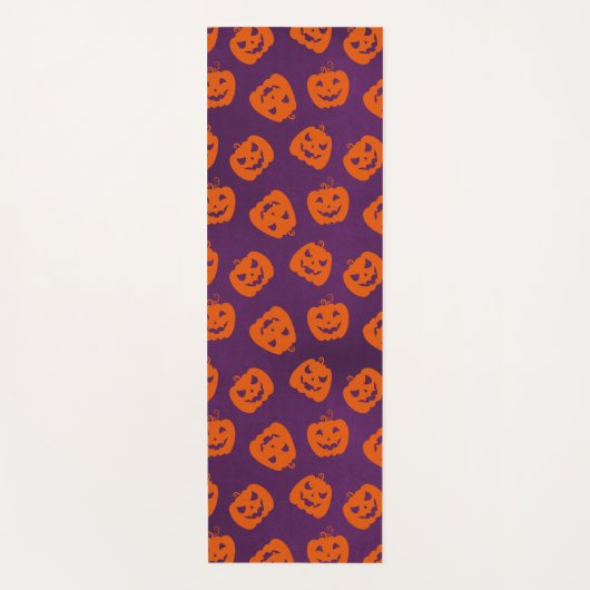 紫色の背景パターン上のハロウィーンカボチャ ヨガマット (正面)