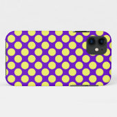 紫色の背景STaylorが付いている黄色い水玉模様 Case-Mate iPhoneケース (裏面(横))