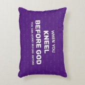 紫色の膝前神の前に祈りの言葉アクセント枕 アクセントクッション (正面(垂直))