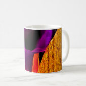 紫色の花が付いているクラシックなマグ コーヒーマグカップ (正面右)