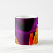 紫色の花が付いているクラシックなマグ コーヒーマグカップ (中央)