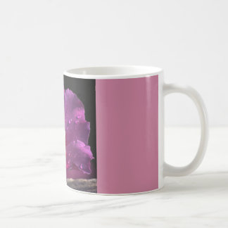 紫色の花が付いているコーヒー・マグ コーヒーマグカップ