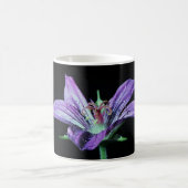 紫色の花が付いているコーヒー・マグ コーヒーマグカップ (中央)