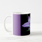 紫色の花が付いているコーヒー・マグ コーヒーマグカップ (左)