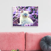 紫色の花が入った籠の青い目の子猫 キャンバスプリント (インサイチュ (リビング))