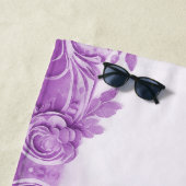 紫色の花が花盛りのビーチタオル ビーチタオル (インサイチュ)