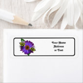 紫色の花で出会う漫画のミツバチ ラベル (インサイチュ)