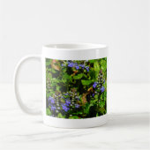 紫色の花とのまわりに コーヒーマグカップ (左)