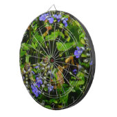 紫色の花とのまわりに ダーツボード (正面右)