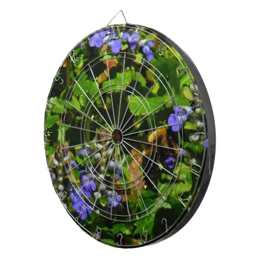 紫色の花とのまわりに ダーツボード (正面右)