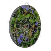 紫色の花とのまわりに ダーツボード (正面左)