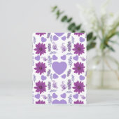 紫色の花とハートのシームレスなパターン ポストカード (スタンド正面)