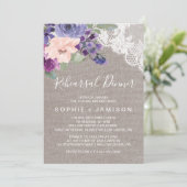 紫色の花とレースのリハーサルディナー 招待状 (スタンド正面)