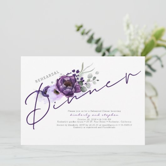 紫色の花と銀のグリッターリハーサルディナー 招待状 (スタンド正面)