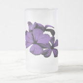 紫色の花によって曇らされるマグ フロストグラスビールジョッキ (中央)