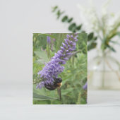 紫色の花にハチミツバチ ポストカード (スタンド正面)