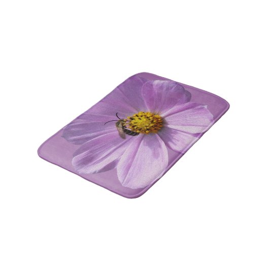 紫色の花にミツバチ バスマット (アングル)