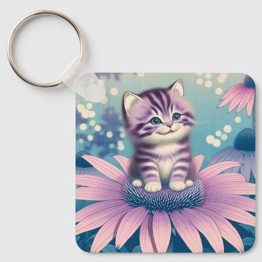 紫色の花に座る子猫のキーホルダー キーホルダー (正面)