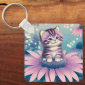 紫色の花に座る子猫のキーホルダー キーホルダー (正面)