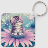 紫色の花に座る子猫のキーホルダー キーホルダー (裏面)