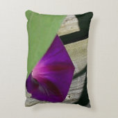 紫色の花のアクセントの枕 アクセントクッション (裏面(縦))