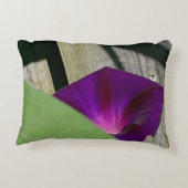 紫色の花のアクセントの枕 アクセントクッション (裏面)