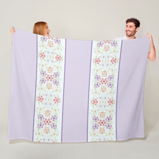 紫色の花のアクセントを持つメイブ フリースブランケット (インサイチュ)