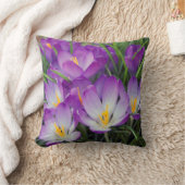 紫色の花の春のクロッカスによっては枕が開花します クッション (ブランケット)