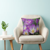 紫色の花の春のクロッカスによっては枕が開花します クッション (椅子)