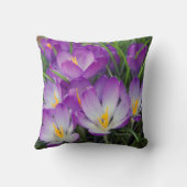 紫色の花の春のクロッカスによっては枕が開花します クッション (裏面)