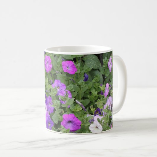 紫色の花の春の庭のテーマのペチュニアの花柄 コーヒーマグカップ (正面右)