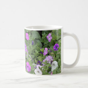 紫色の花の春の庭のテーマのペチュニアの花柄 コーヒーマグカップ