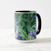 紫色の花の植物の写真 マグカップ (正面右)