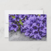 紫色の花の灰色の木の国の結婚式RSVP 出欠カード (裏面)