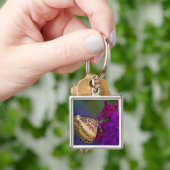 紫色の花の熱帯蝶 キーホルダー (手)