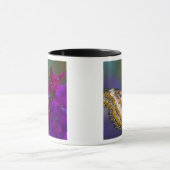 紫色の花の熱帯蝶 マグカップ (中央)