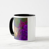 紫色の花の熱帯蝶 マグカップ (正面左)