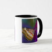 紫色の花の熱帯蝶 マグカップ (正面右)