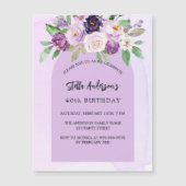 紫色の花の緑のアーチの豪華な誕生日 マグネット招待状 (正面)