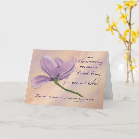 紫色の花の聖書を失う宗教記念日 カード (黄色い花)